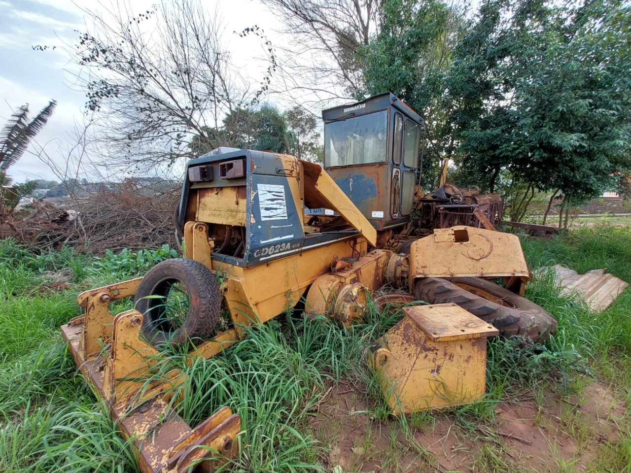 LOTE 3 - SUCATA DE MAQUINA MOTONIVELADORA