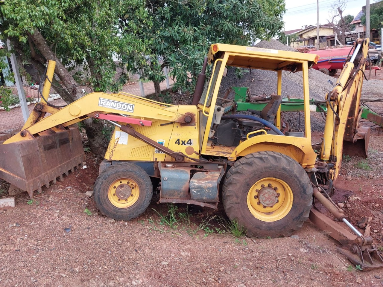 LOTE 04 - MÁQUINA RETROESCAVADEIRA RANDON