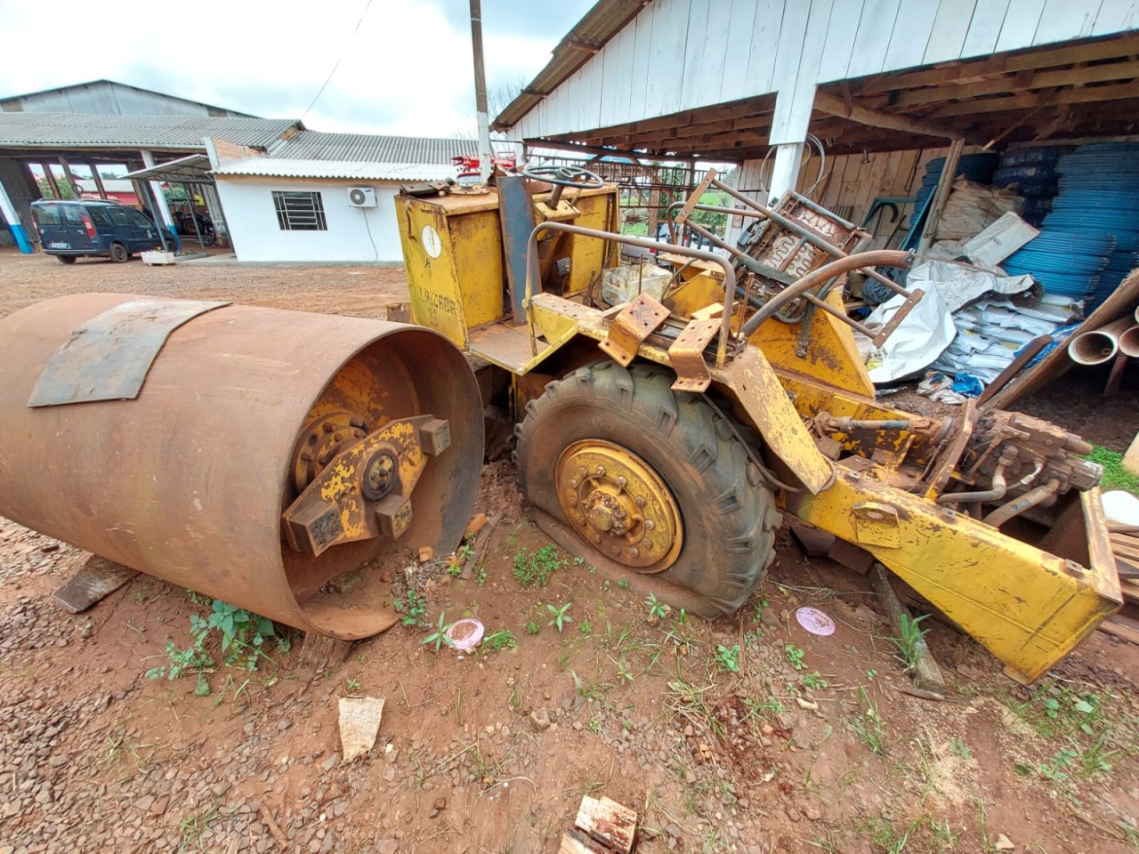 LOTE 5 - SUCATA DE ROLO COMPACTADOR MULLER (SEM MOTOR E BOMBA HIDRAULICA)