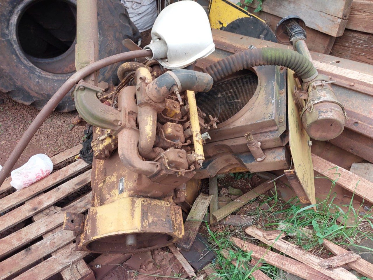 LOTE 08 - MOTOR MWM DIESEL C/ BOMBA HIDRAULÍCA E RADIADOR