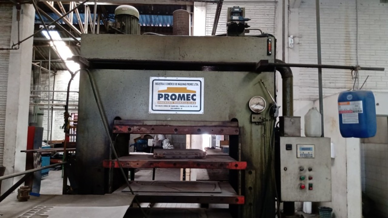 UMA PRENSA HIDRAÚLICA PARA BORRACHA, MARCA PROMAC, DE TRÊS PLATÔS