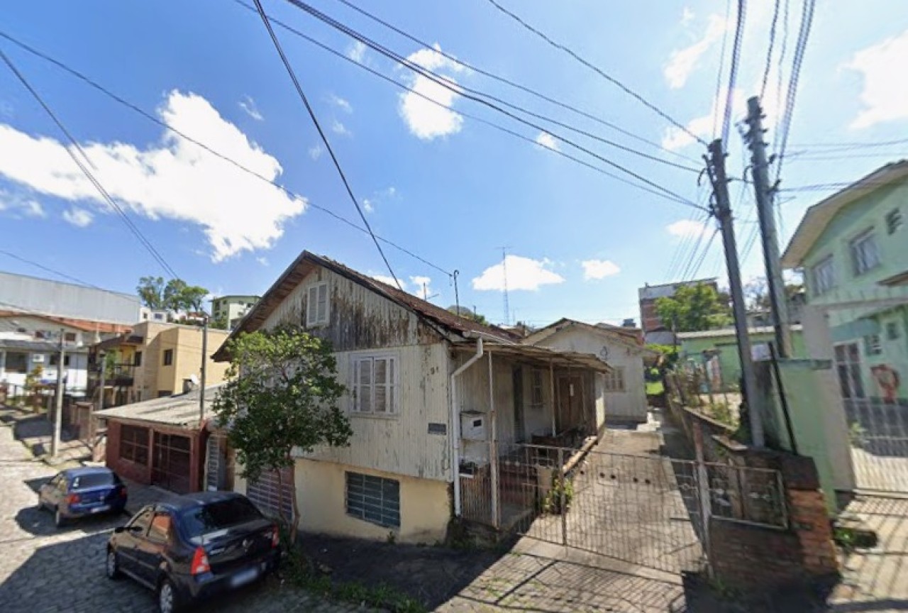 TERRENO COM ÁREA DE 349,70m2 COM DUAS CASAS DE MADEIRA NO BAIRRO SALGADO FILHO EM CAXIAS DO SUL