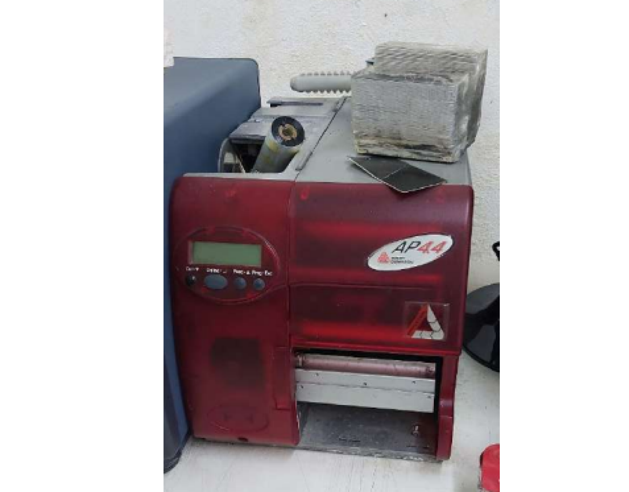 UMA MÁQUINA TERMOTRANSFERÍVEL AP44 AVERY