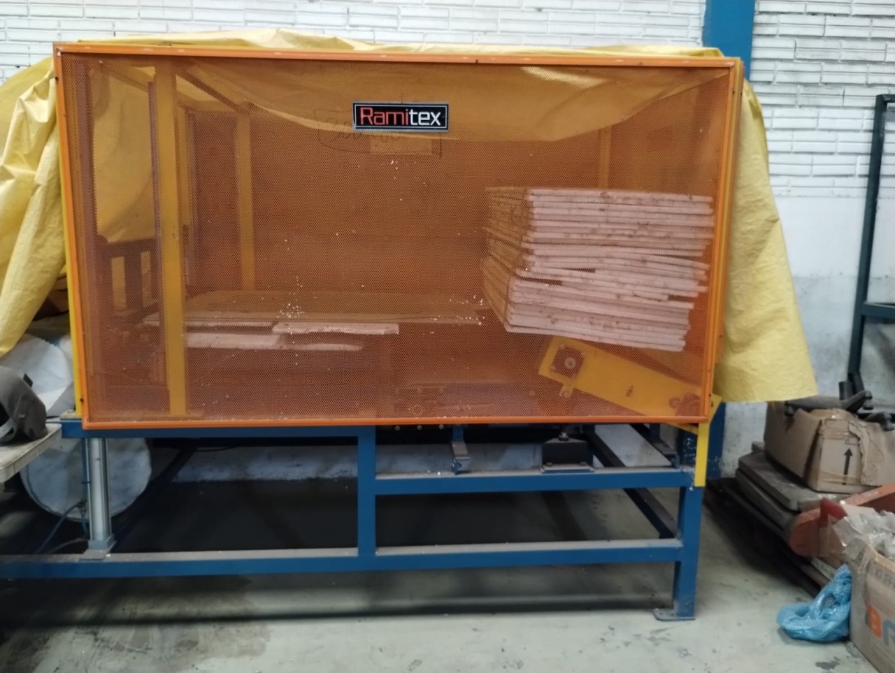 UMA MÁQUINA PARA ENVOLVER E FORMATAR