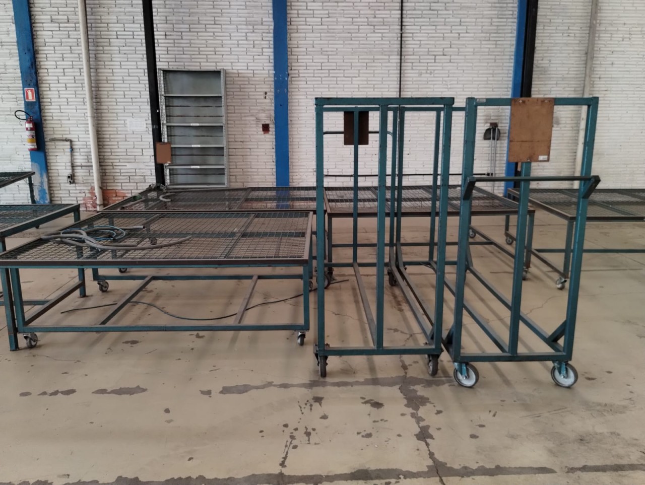 QUARENTA E DOIS MÓVEIS DE ESCRITÓRIO