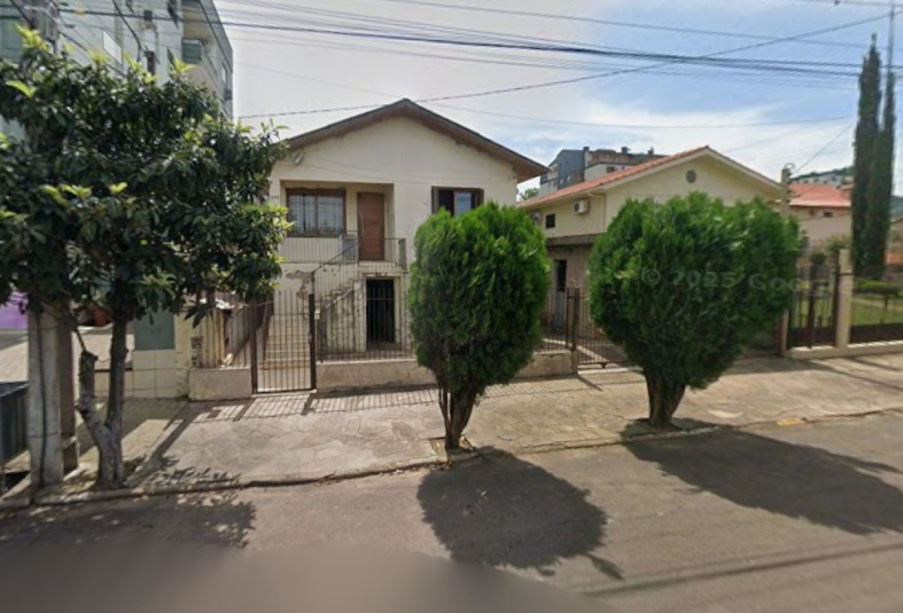 TERRENO DE ÁREA 520m², COM UMA CASA EM DOIS IRMÃOS