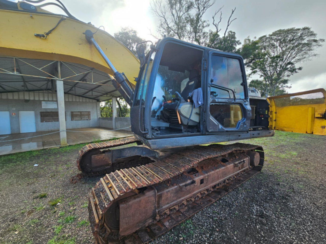 ESCAVADEIRA HIDRÁULICA NEW HOLLAND E215C ANO 2018 EM GENTIL/RS – LOTE 09