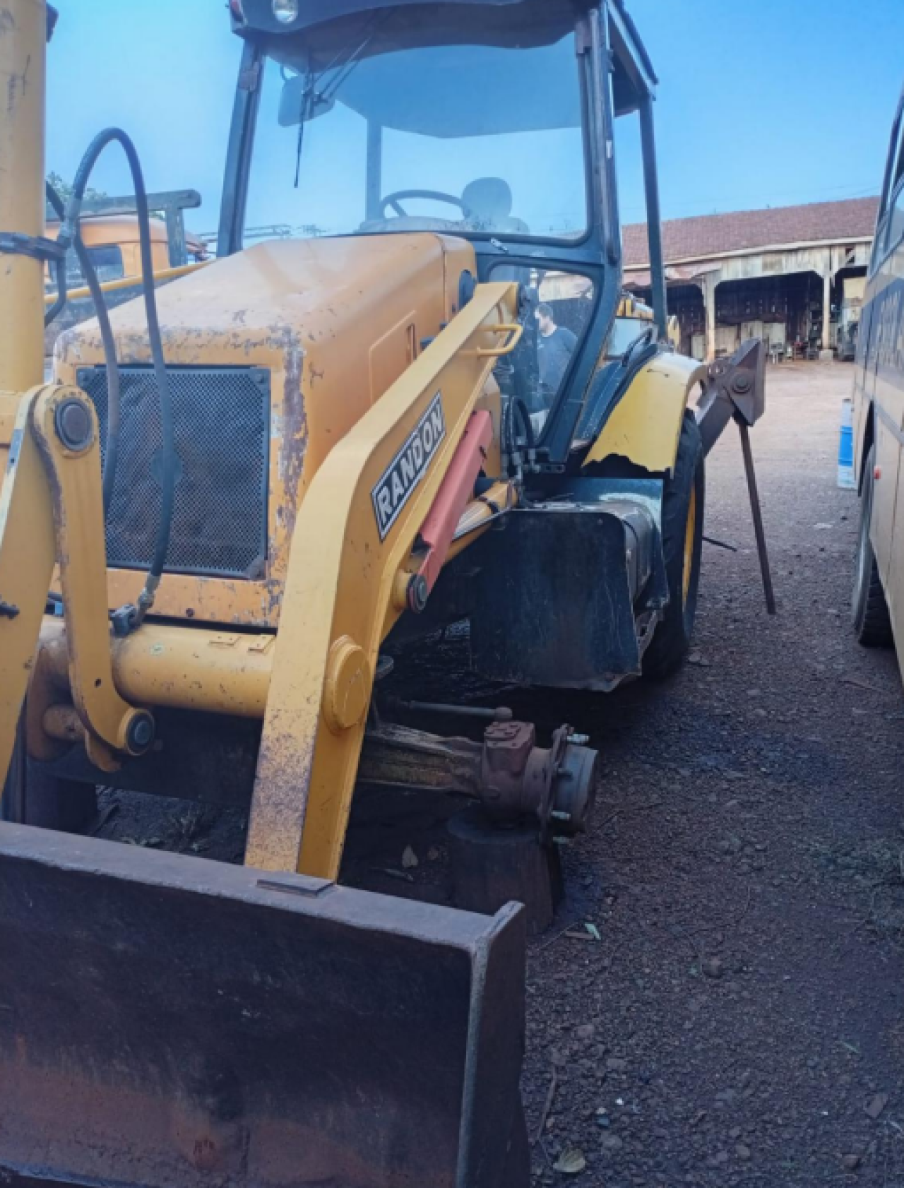 LOTE 2 - RETROESCAVADEIRA RANDON RK406 4X4 EM SANTO CRISTO/RS