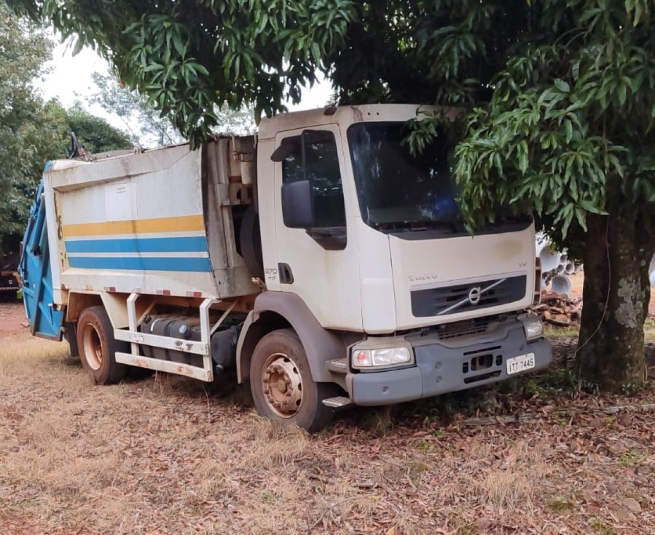 LOTE 5 - CAMINHÃO COMPACTADOR DE LIXO VOLVO VM270 EM SANTO CRISTO/RS